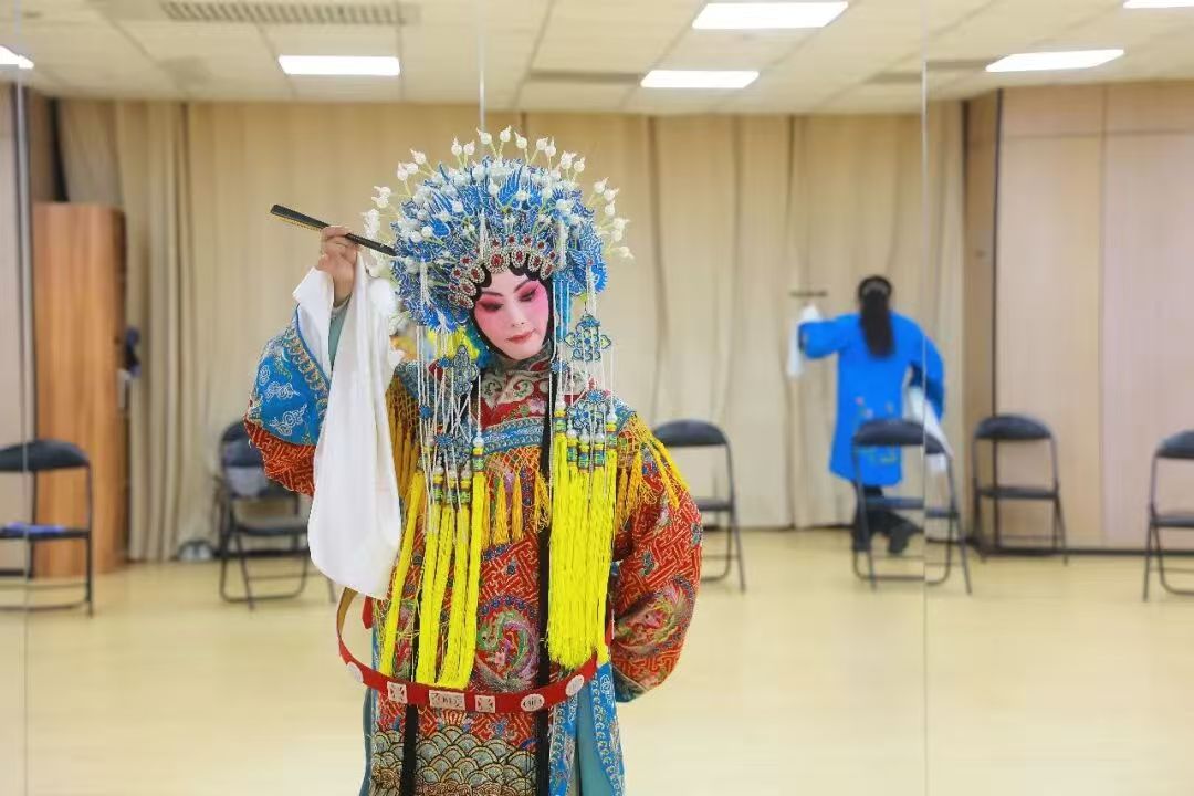 「白天上班，晚上学戏」Ta们下班不回家，原来在这……