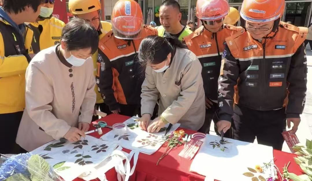 合肥街头，一场非遗体验为劳动者“加餐”