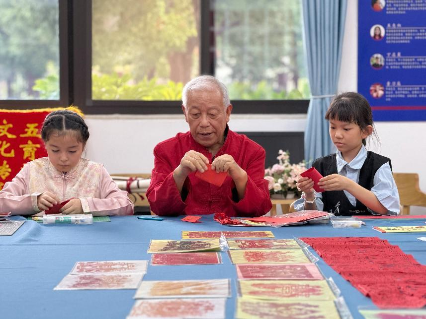 童心敬老  情暖桑榆