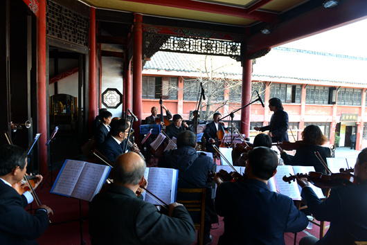 城隍庙花戏楼上奏响市民新年音乐会