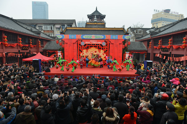 欢天喜地闹元宵 文化庙会年味浓