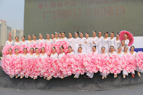 蜀山区徽州女艺术团在江苏盱眙国际龙虾节展风采