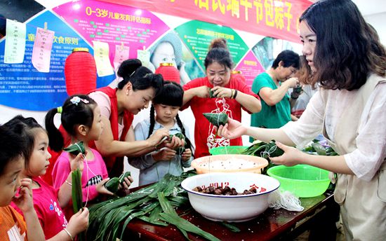 包粽子猜灯谜话民生