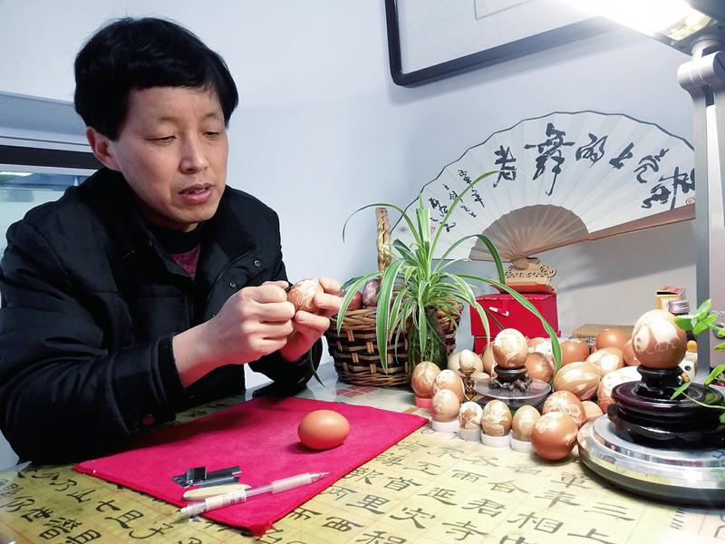 他用蛋雕致敬英雄们